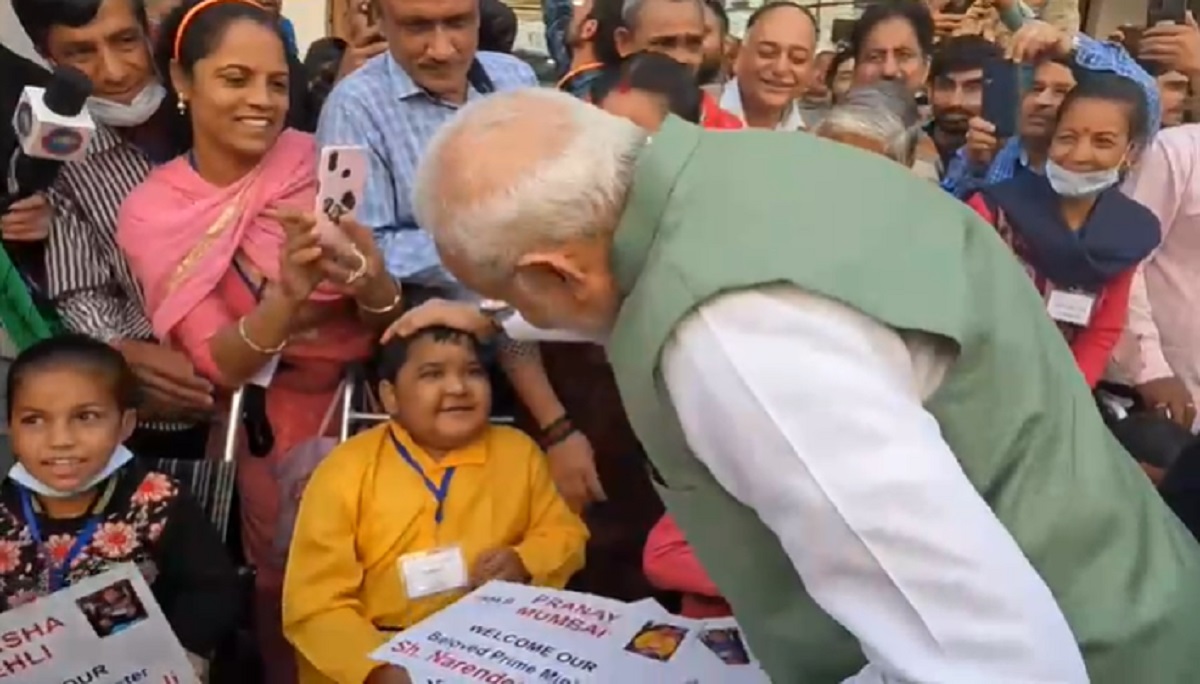 Himachal: PM Modi stops convoy to meet children, accepts their greetings amid slogan-shouting (VIDEO)