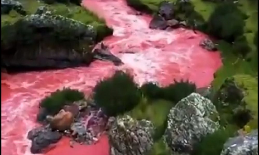 Peru’s river with blood-red water astounds internet… WATCH