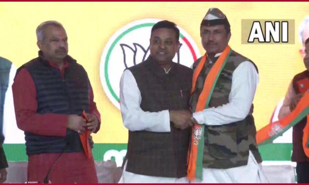 Delhi: Former AAP MLA Commando Surender Singh joins BJP