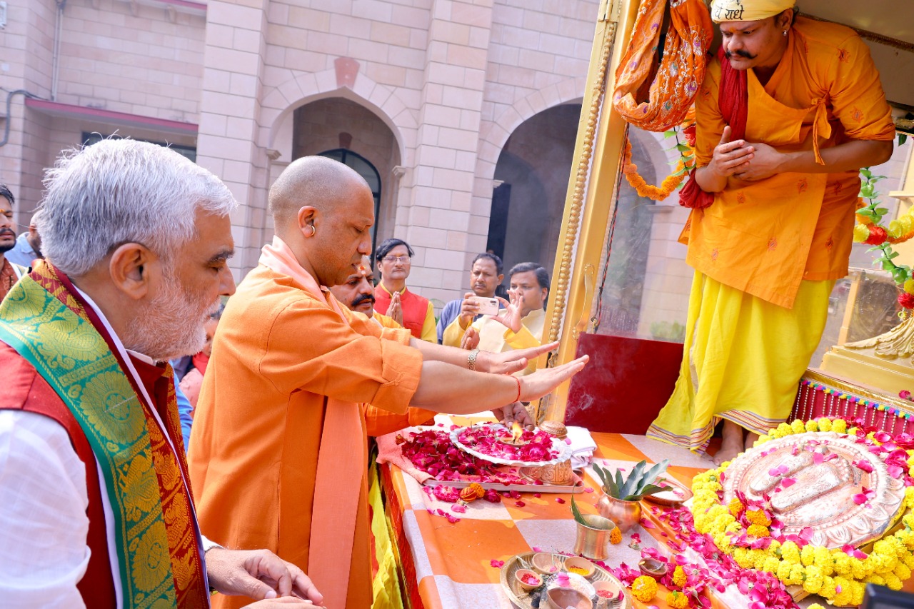CM Yogi performs pujan of ‘Shri Ram Charan Paduka,’ flags off the chariot
