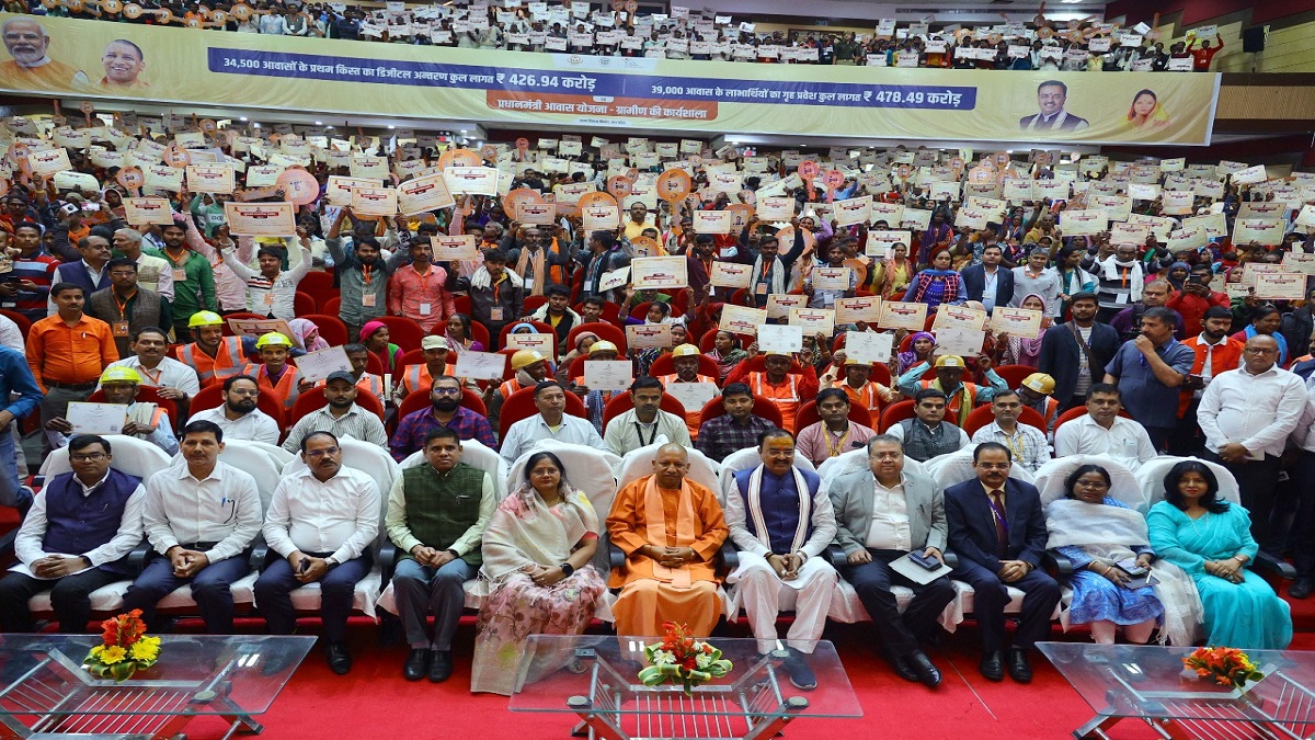 CM Yogi takes part in ‘Griha Pravesh’ of beneficiaries of CM Awas Scheme, distributes 1st installment