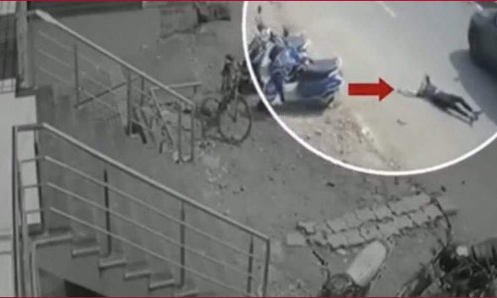 Minor girl jumps off from speeding autorickshaw after driver Syed Akbar Hameed tries to molest her in Aurangabad (VIDEO)