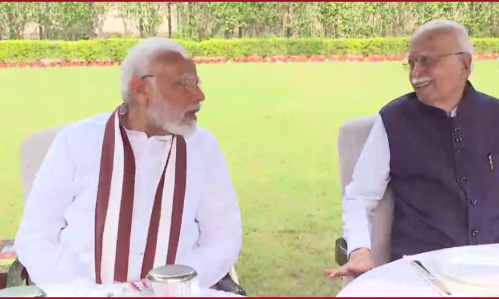 PM Modi visits LK Advani on his birthday, prays for his good health