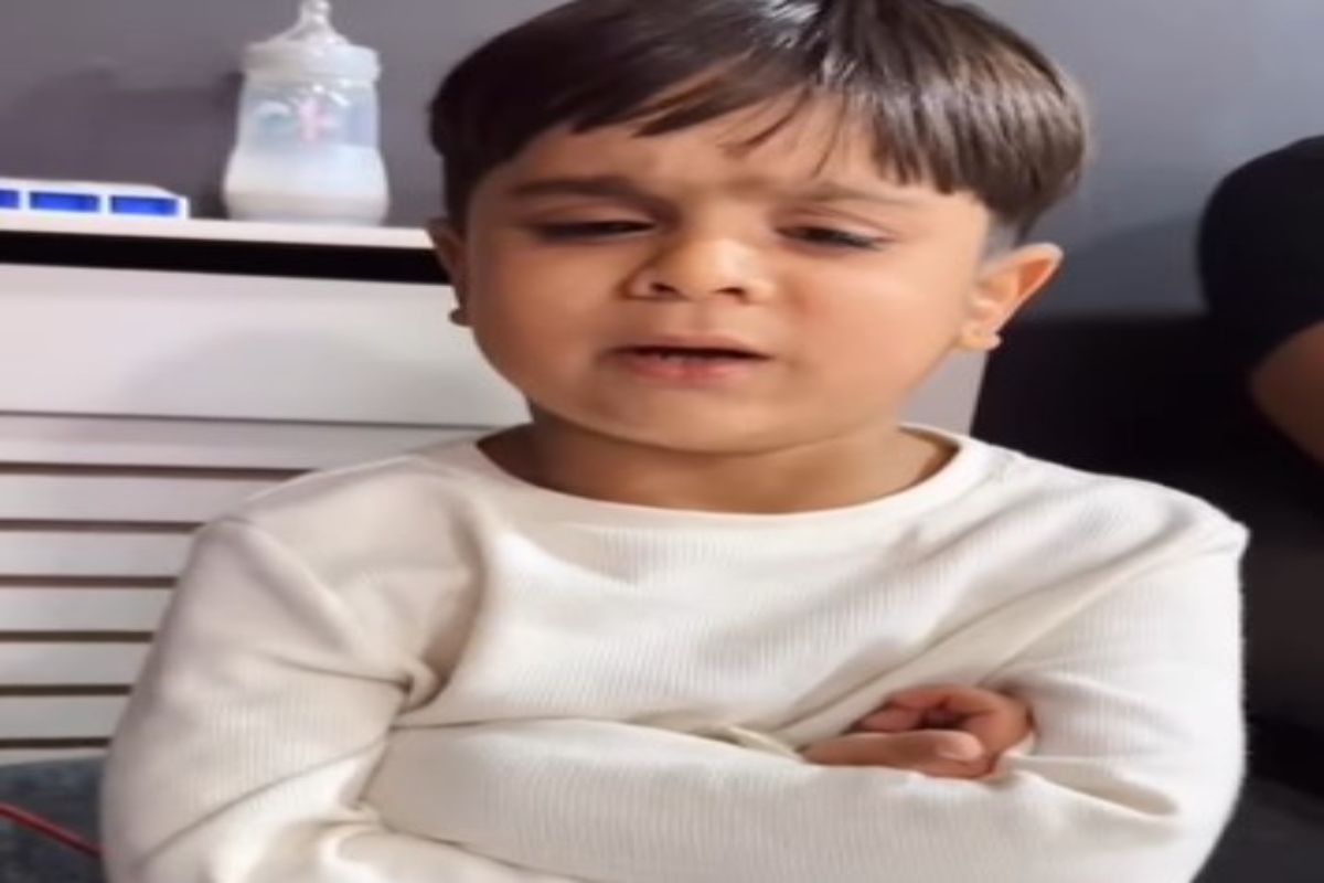 Boy keeps sobbing while singing Bollywood song, Watch his funny gestures