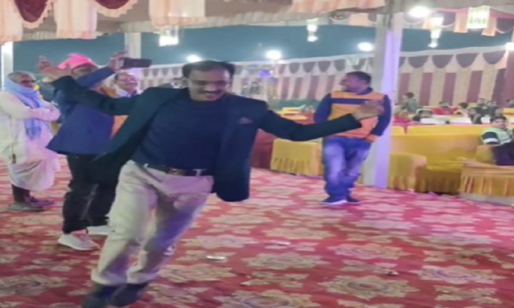 Viral VIDEO: At wedding, man dances on ‘Jimmy Jimmy’ song; captures attention of all