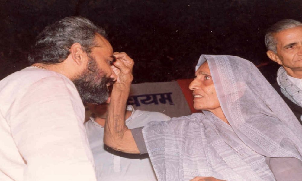 PM Modi’s old picture with mother surfaces, Heeraben appeared in public for 1st time