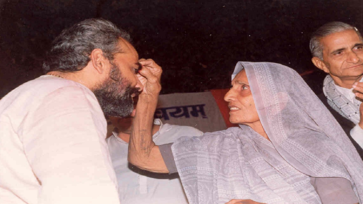 PM Modi’s old picture with mother surfaces, Heeraben appeared in public for 1st time