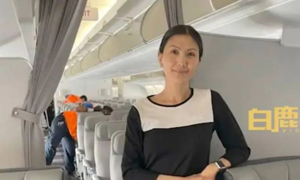 Chinese ”Too Old” Flight attendant gets multiple job offers from foreign airlines, netizens call her ‘Role Model’