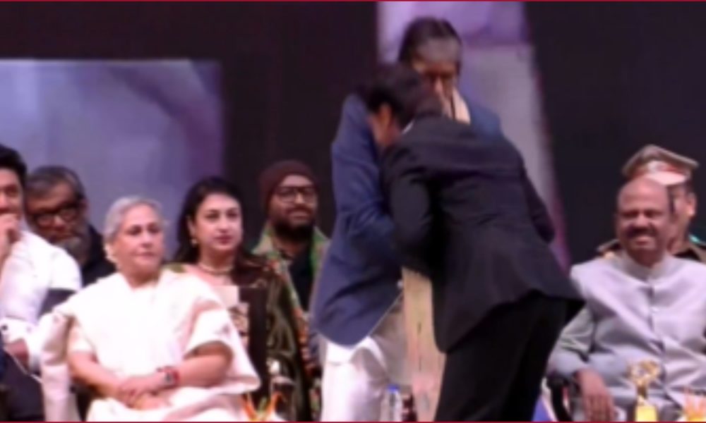 Pathaan: Shah Rukh Khan touches feet of Amitabh Bachchan and Jaya Bachchan, video goes viral