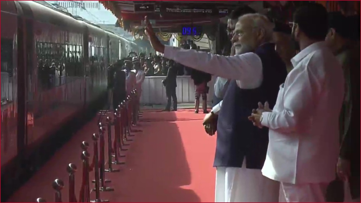 PM Modi flags off Vande Bharat Express train between Nagpur and Bilaspur, at Nagpur railway station (VIDEO)