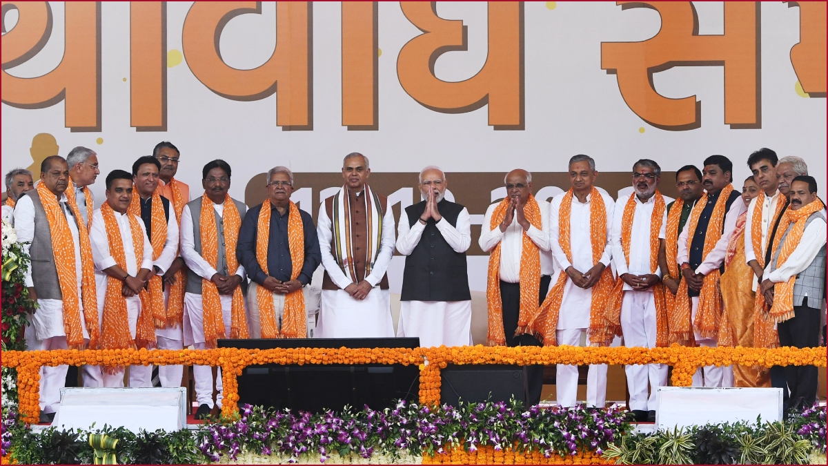 PM Modi bows before gathering at swearing-in ceremony of Gujarat CM (VIDEO)