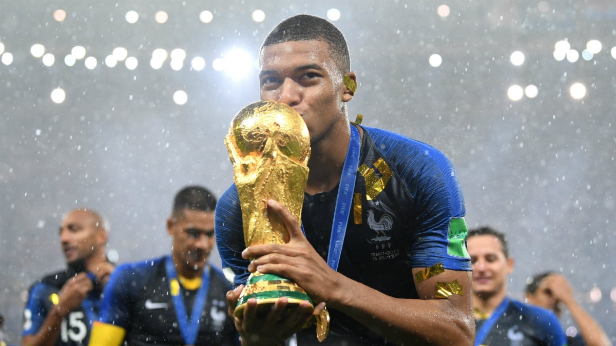 mbappe with trophy 