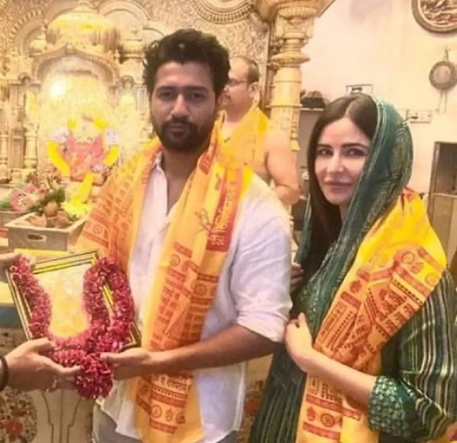 Vicky Kaushal & Katrina Kaif seek blessings at Siddhivinayak temple; See Pics