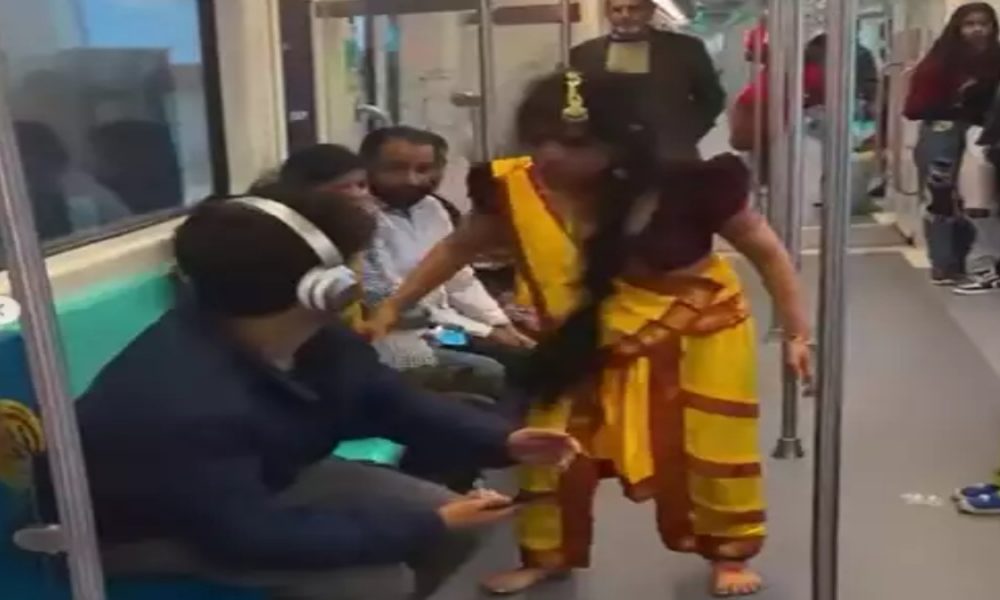 Bhool Bhulaiyaa horror alert! Girl pranks people in Metro dressed as ‘Manjulika’ (VIDEO)