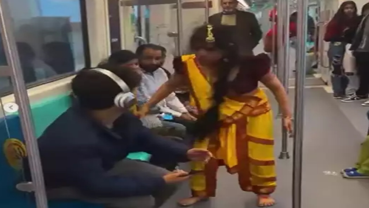 Bhool Bhulaiyaa horror alert! Girl pranks people in Metro dressed as ‘Manjulika’ (VIDEO)