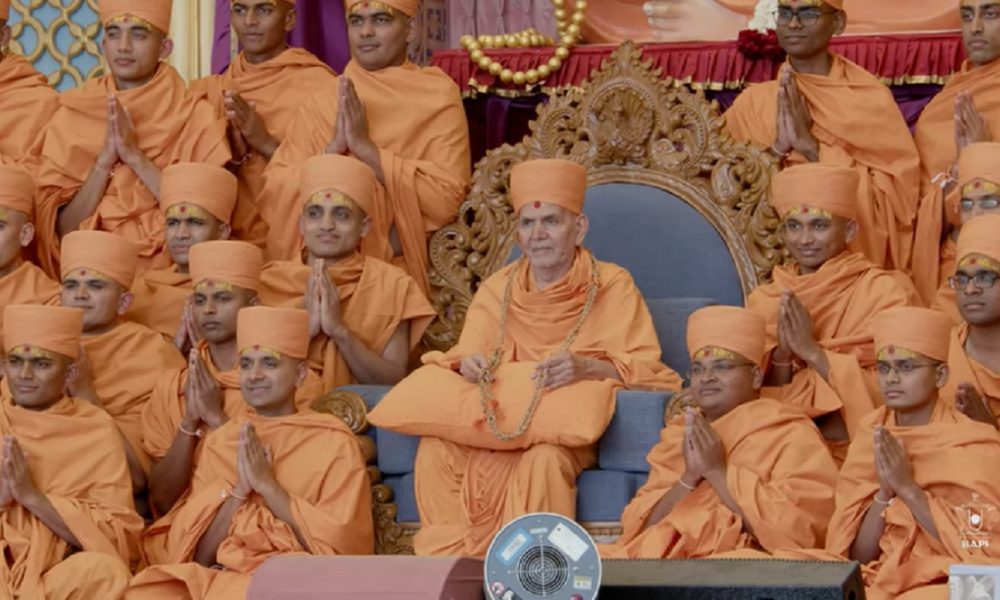 Mahant Swami Maharaj initiates 58 BAPS youth into monastic order (VIDEO)