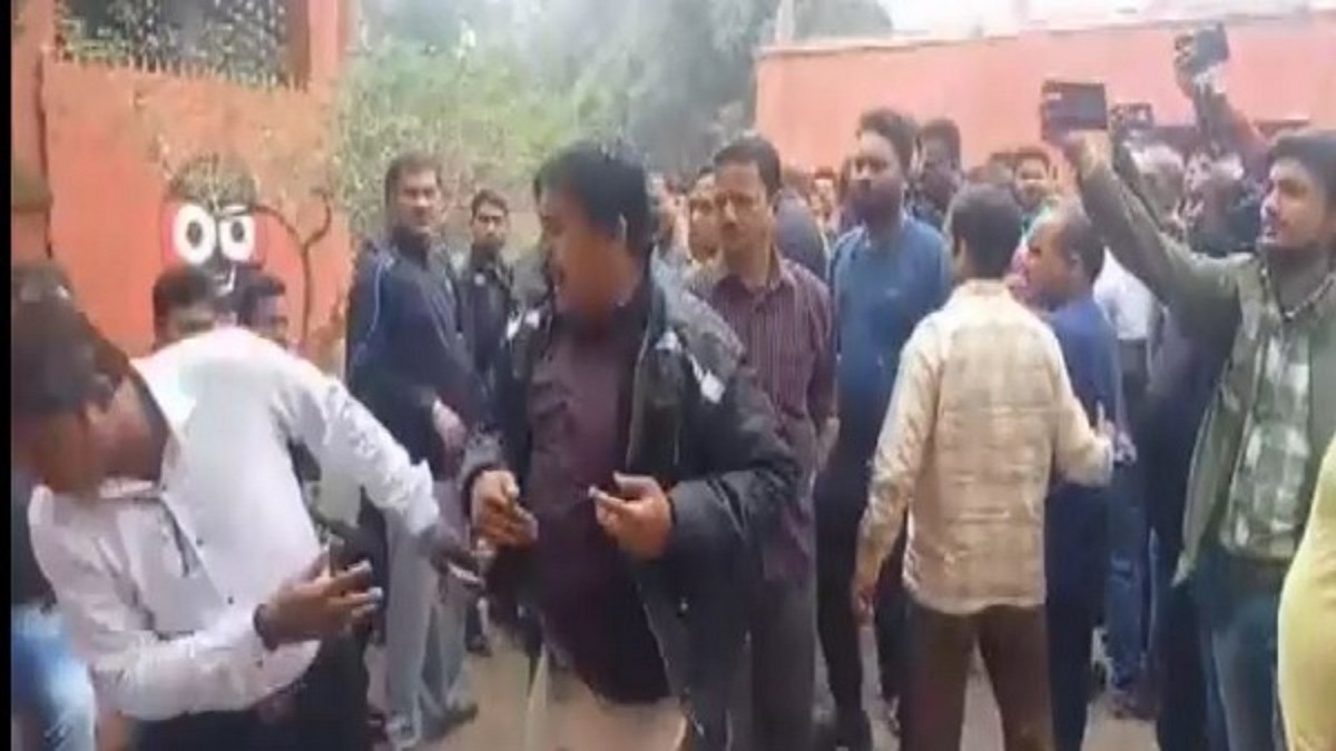 West Bengal: TMC goons slap man in presence of Bengal minister, for raising complaint (VIDEO)