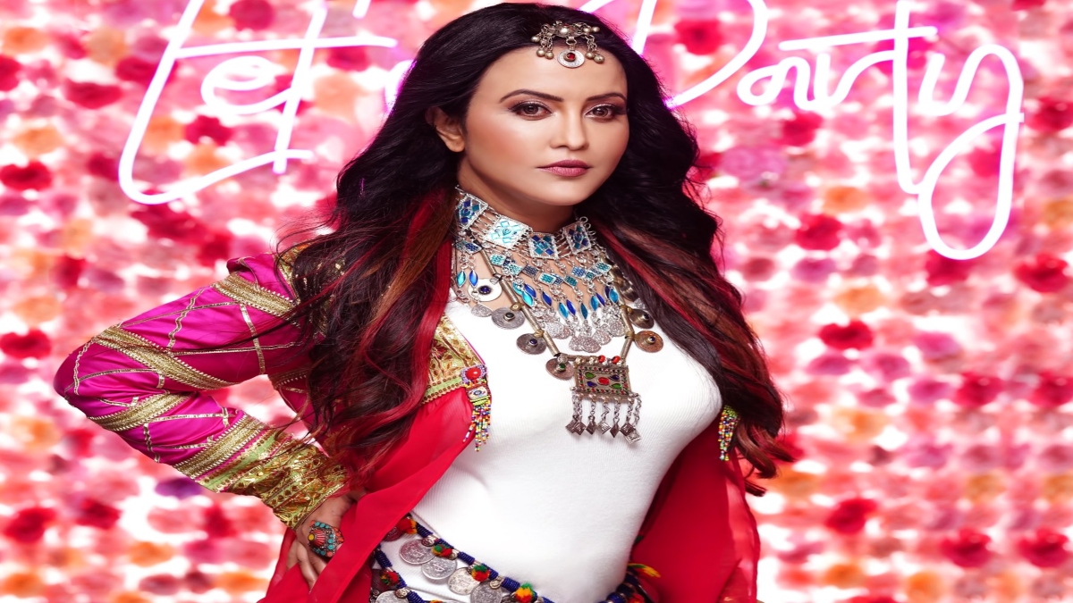 Singer Amruta Fadnavis shares hook step challenge for her latest track ‘Mood Banaleya’ (WATCH)