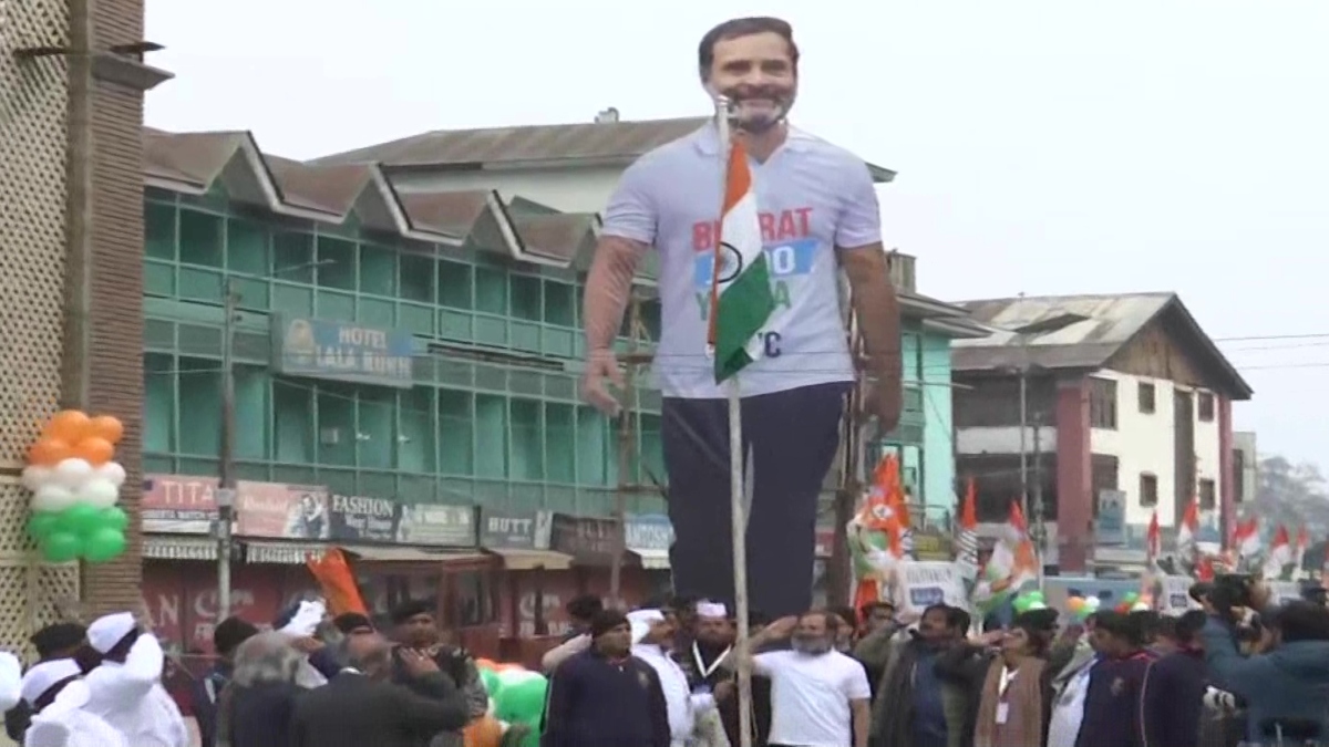 rahul gandhi unfurls national flag
