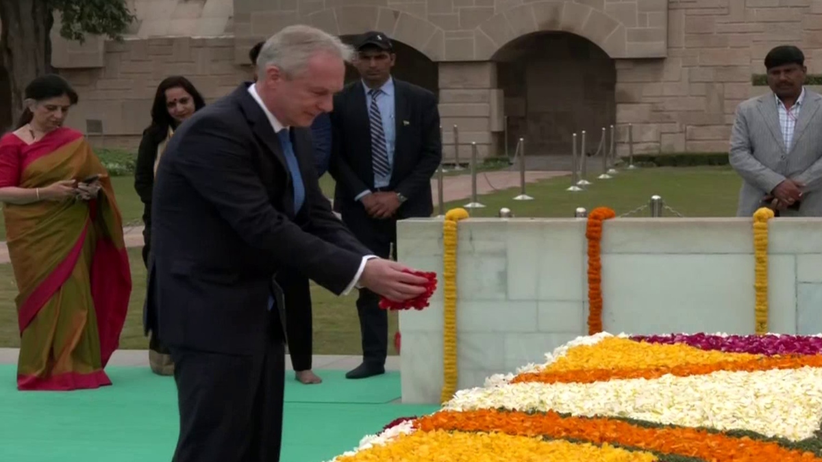 UNGA President Csaba Korosi pays tribute to Mahatma Gandhi at Raj Ghat on his death anniversary