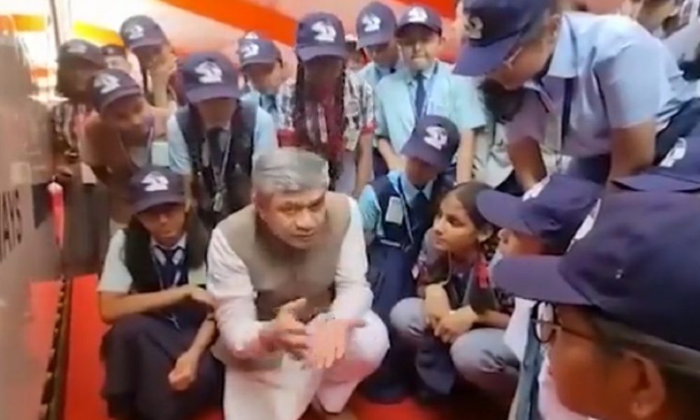 Railway Minister gives children an insight into Vande Bharat Express… Watch