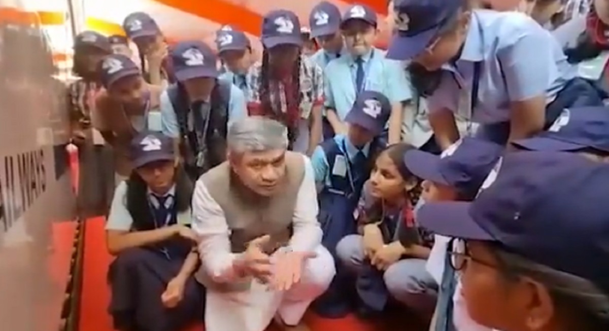 Railway Minister gives children an insight into Vande Bharat Express… Watch