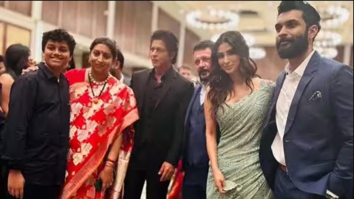Shah Rukh looks dapper at Smriti Irani’s daughter’s wedding reception