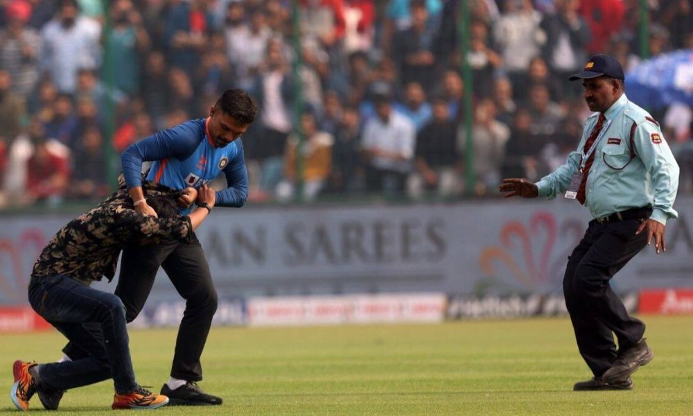 IND vs AUS 2nd Test: Mohammed Shami’s gesture wins hearts after fan interrupts field in Delhi (WATCH)