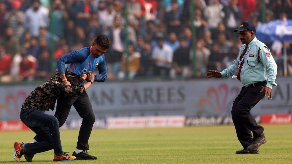 IND vs AUS 2nd Test: Mohammed Shami’s gesture wins hearts after fan interrupts field in Delhi (WATCH)