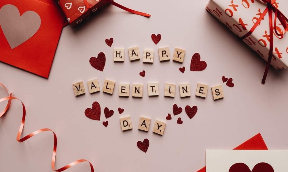 Find the Best Valentine’s Day gifts for your Girlfriend/Wife under Rs 2,000!