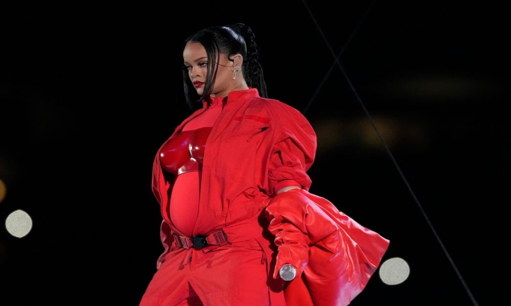 Rihanna flaunts her baby bump at Super Bowl, netizens laud her for performing during pregnancy