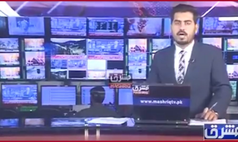 Earthquake VIRAL VIDEO: Pakistan TV Anchor continued his live program as studio, newsroom equipments shakes vigorously