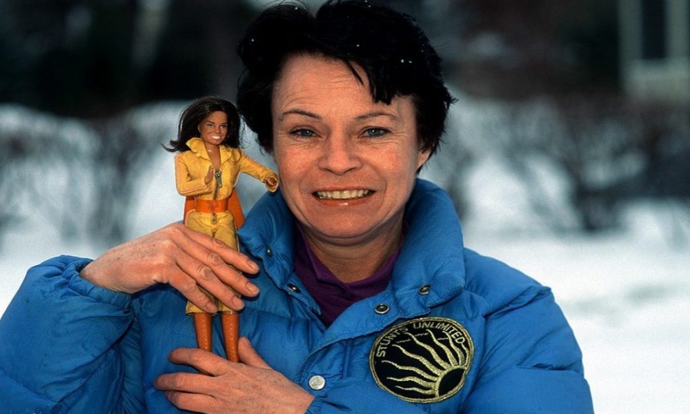 Google doodle pays tribute to Kitty O’Neil, illustrating her in a orange suit with helmet