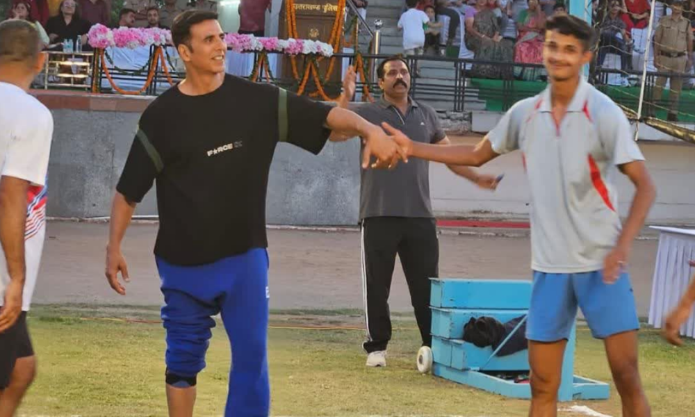 Viral Video: Akshay Kumar challenges Uttrakhand Police for Volleyball while shooting for Shankara
