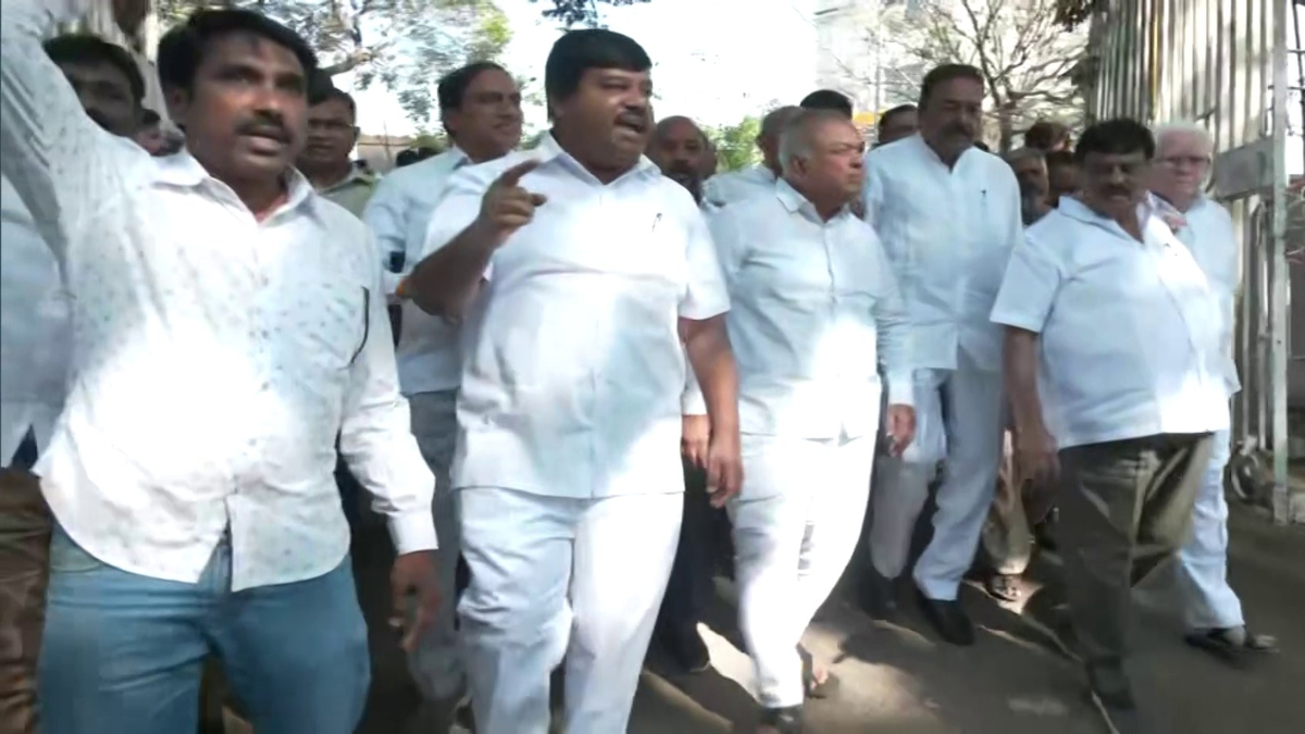 Karnataka: Cong leaders, including former CM Siddaramaiah, detained during protest demanding arrest of BJP MLA