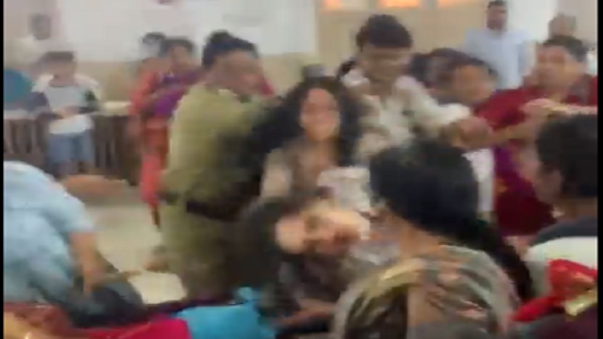 Viral VIDEO: 2 women come to blows, pull each other’s hair at a SALE in Bengaluru