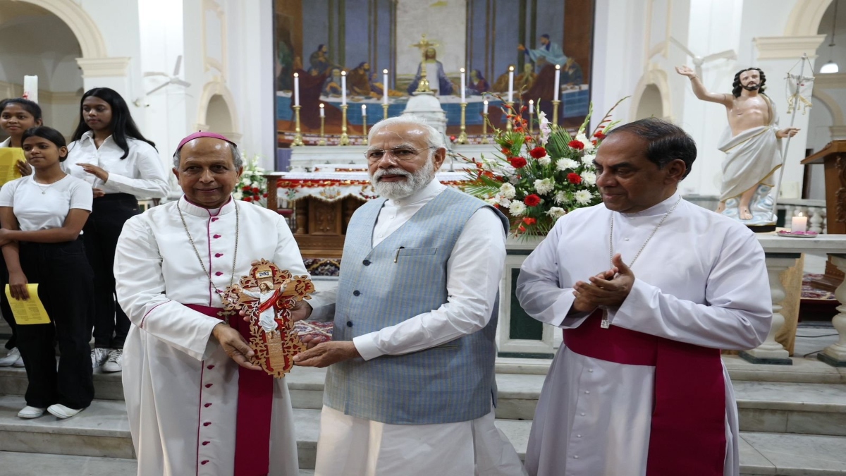 PM Modi visits Delhi’s Sacred Heart Cathedral Catholic Church on Easter (WATCH)