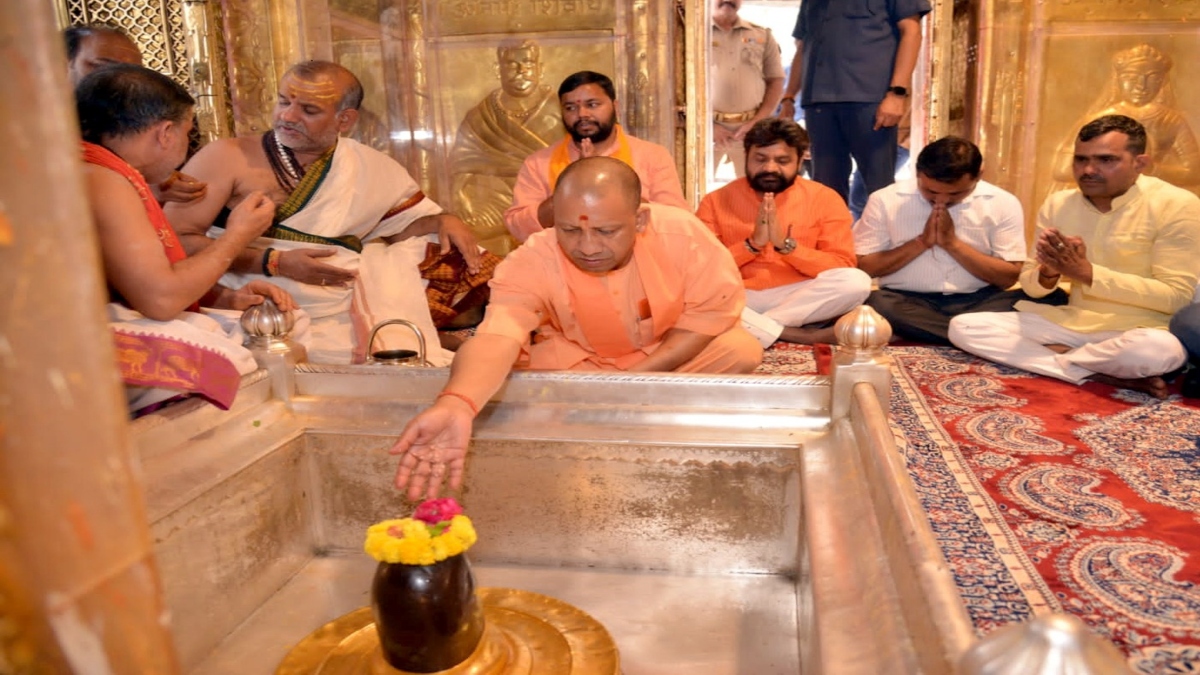 CM Yogi visits Kashi, offers prayers for victory in civic polls