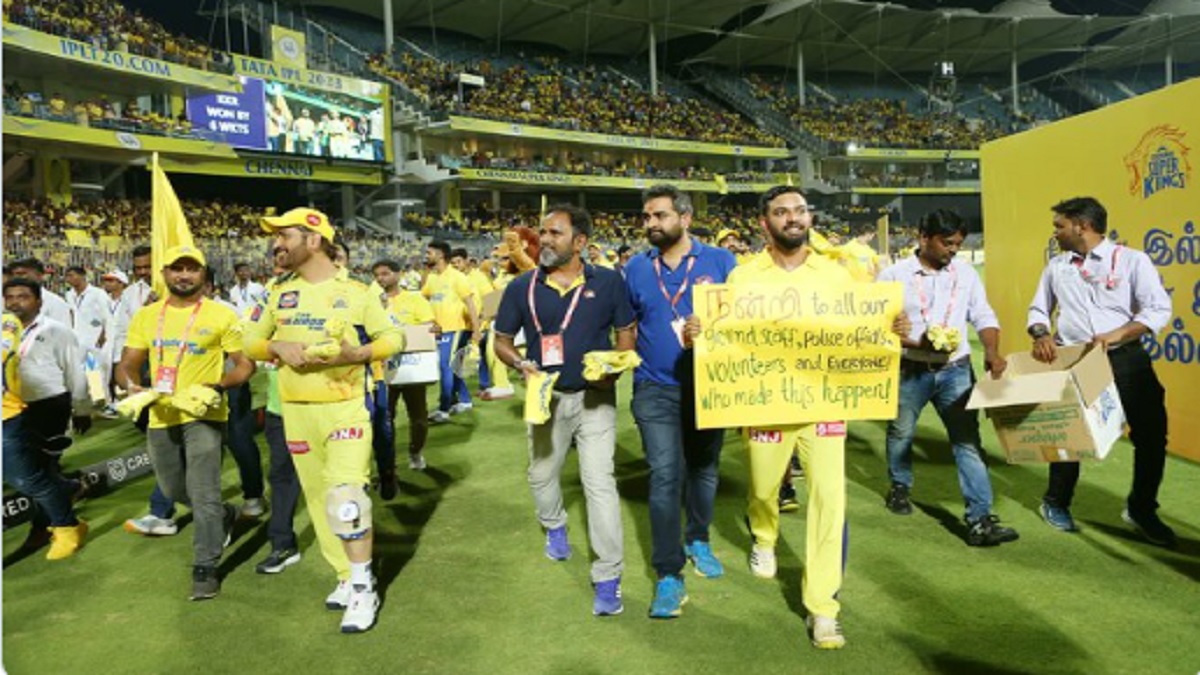 Dhoni’s lap of honour with ice pack around his knee makes fans emotional, how netizens reacted