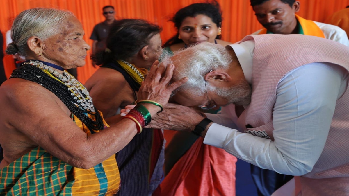 PM Modi meets Tulsi Gowda and Sukri Bommagowda