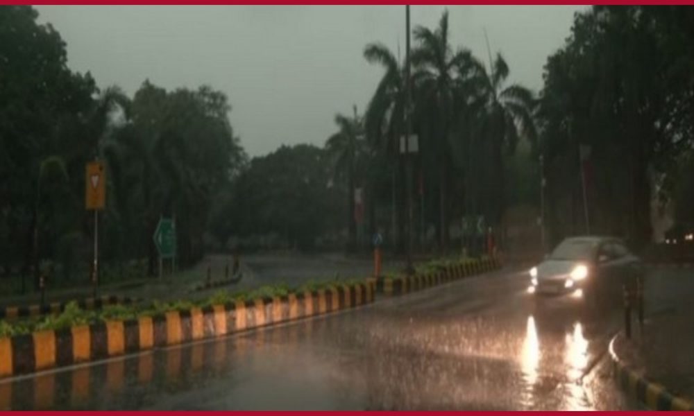 Delhi witnesses sudden change in weather, receives rainfall