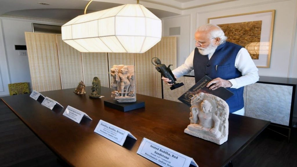 modi with artifacts