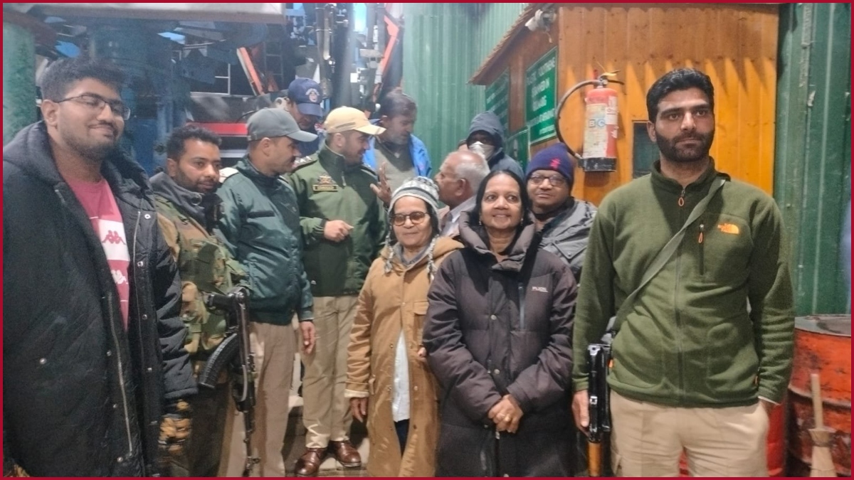 J-K Police rescue 250 tourists stuck during Gondola ride in Gulmarg