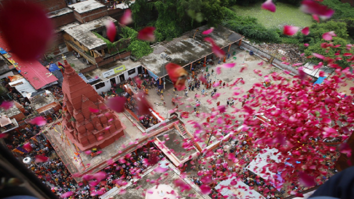 Yogi govt showers flowers on Kanwariyas in Prayagraj on 4th Monday of Sawan