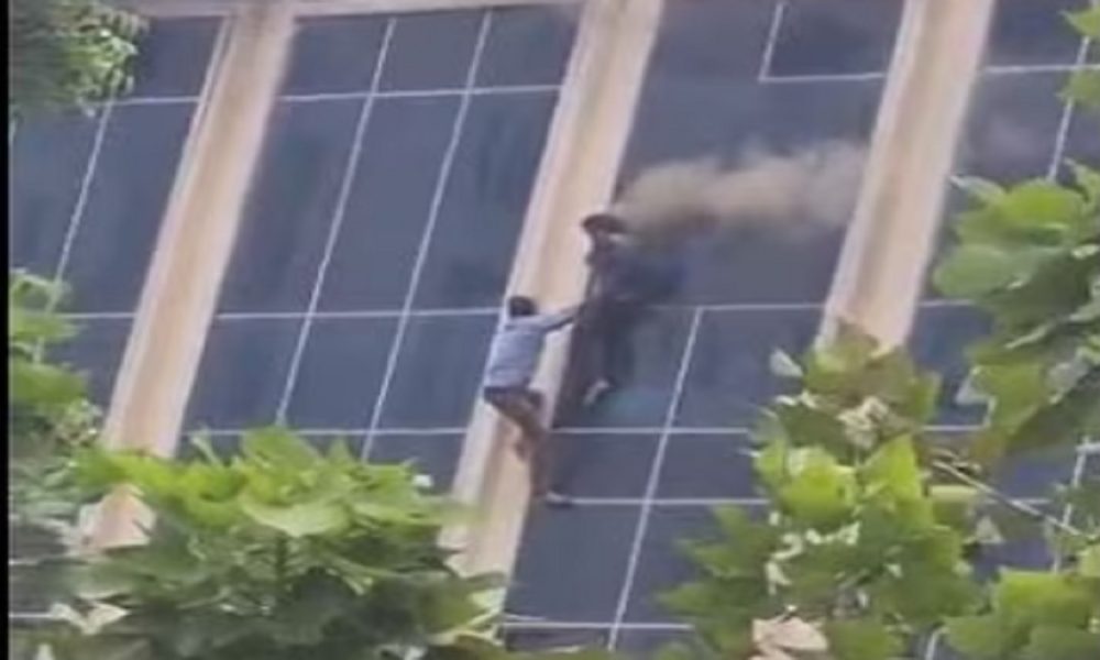 Fire engulfs Greater Noida mall, people seen jumping from 3rd floor (VIDEO)