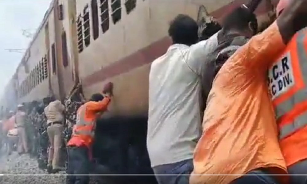 Fact Check: What’s truth behind Army jawans & railway staff pushing a train?