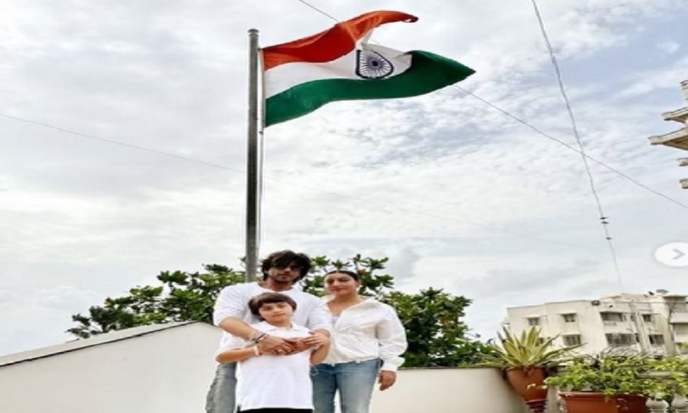 Shah Rukh Khan hoists National Flag at his residence with Gauri, AbRam