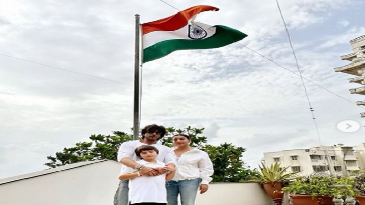 Shah Rukh Khan hoists National Flag at his residence with Gauri, AbRam