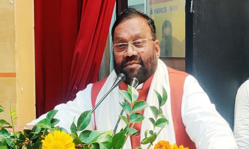 Shoe flung at SP leader Swami Prasad Maurya, his supporters brutally thrash accused (VIDEO)