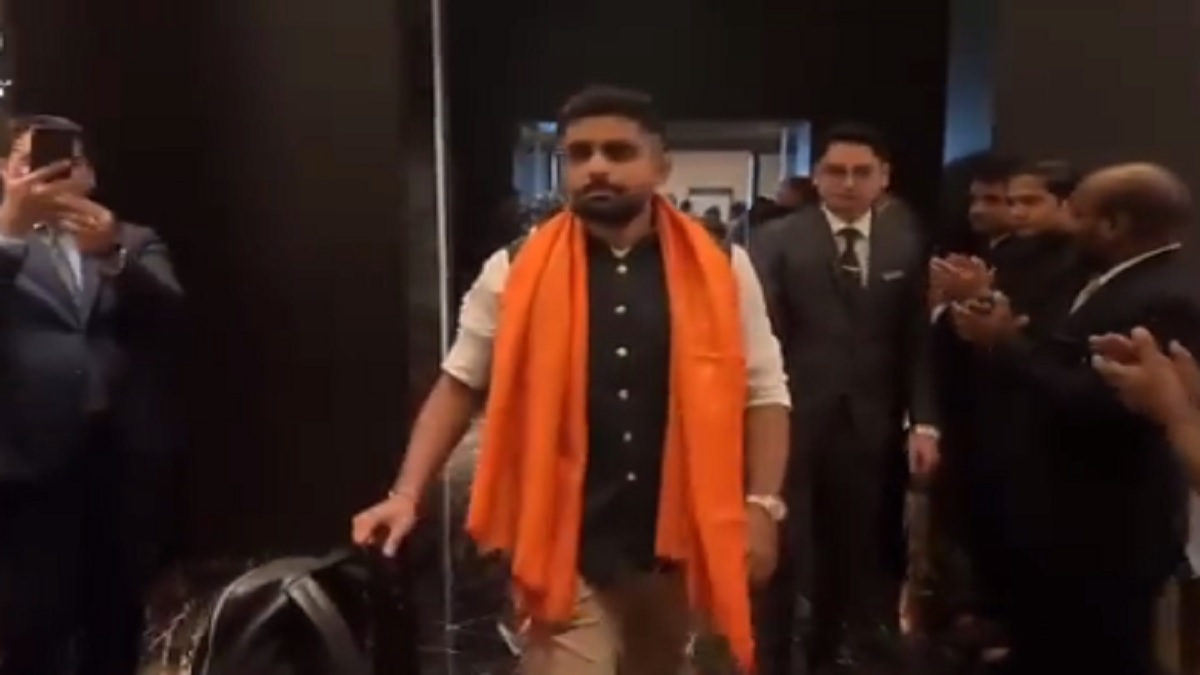 As Pak team arrives for Cricket WC, skipper Babar Azam welcomed with saffron stole, VIDEO viral
